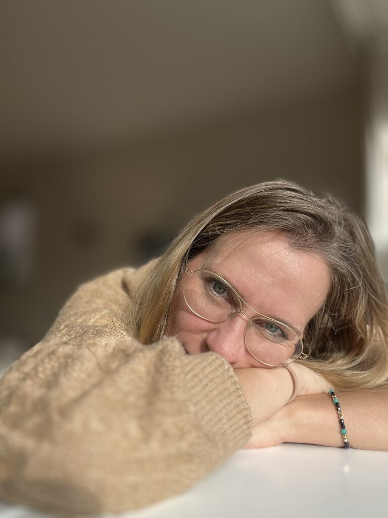 Stephanie nachdenklich auf Fensterbank